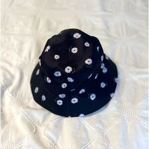 black with daisies alice + olivia bucket hat
